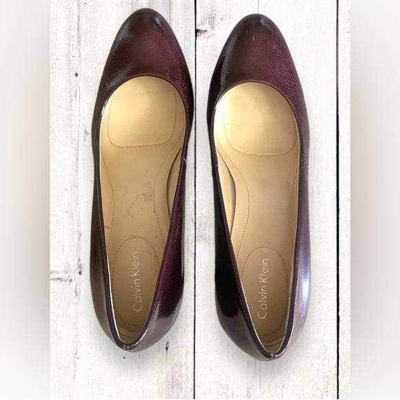 Calvin Klein Renni Snakeskin Burgundy Pump Heels Almond Round Toe Size 7.5 - Picture 5 of 8